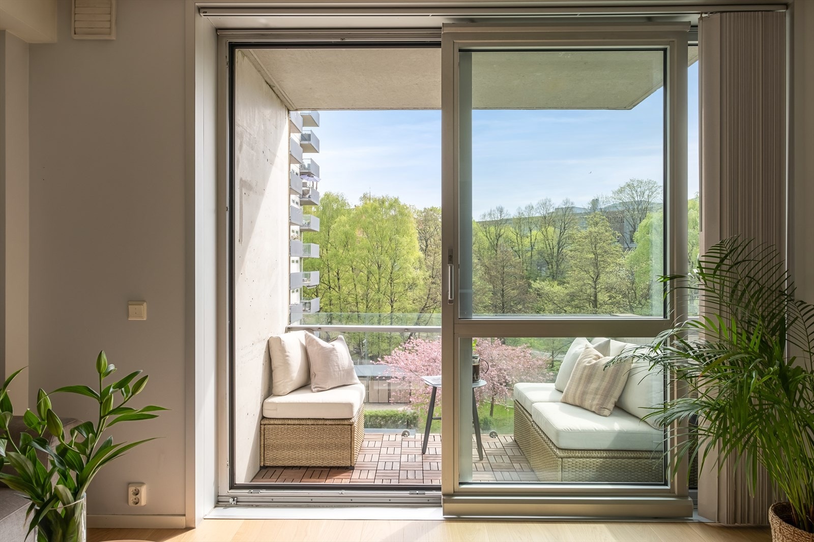 Utgang til balkong fra stuen. Galleribilde