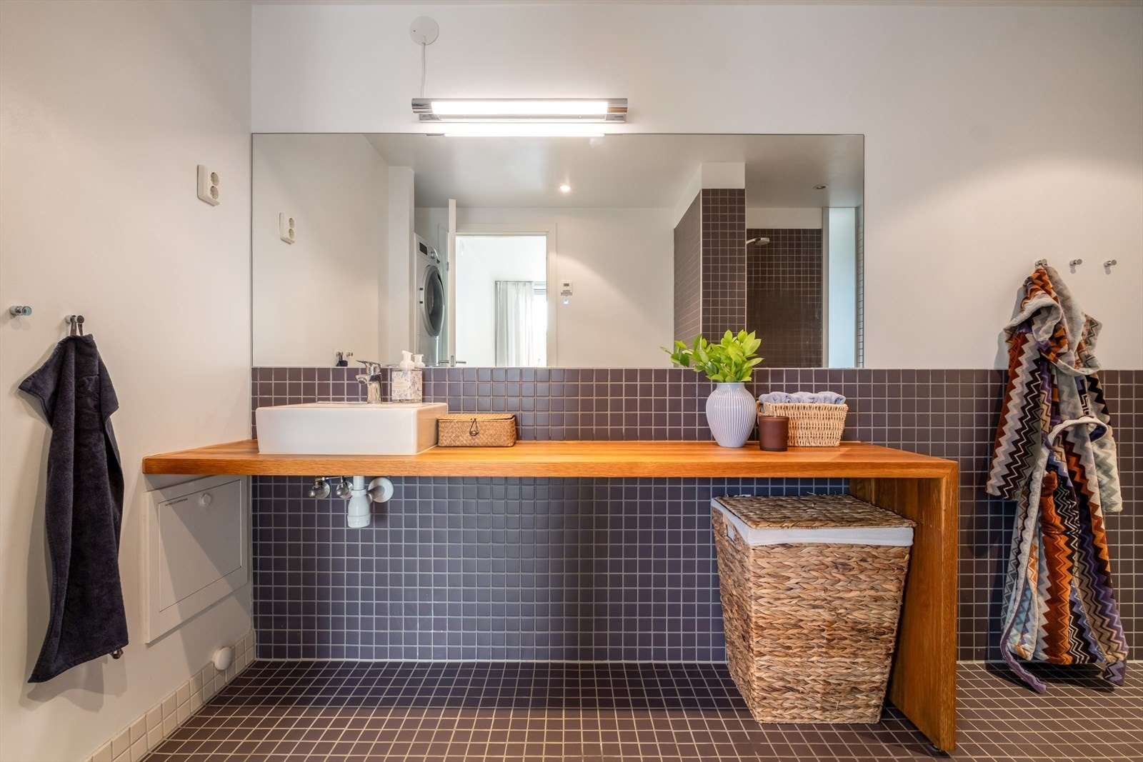 Flislagt baderom fra byggeår med varme i gulvet og downlights i himling. Galleribilde