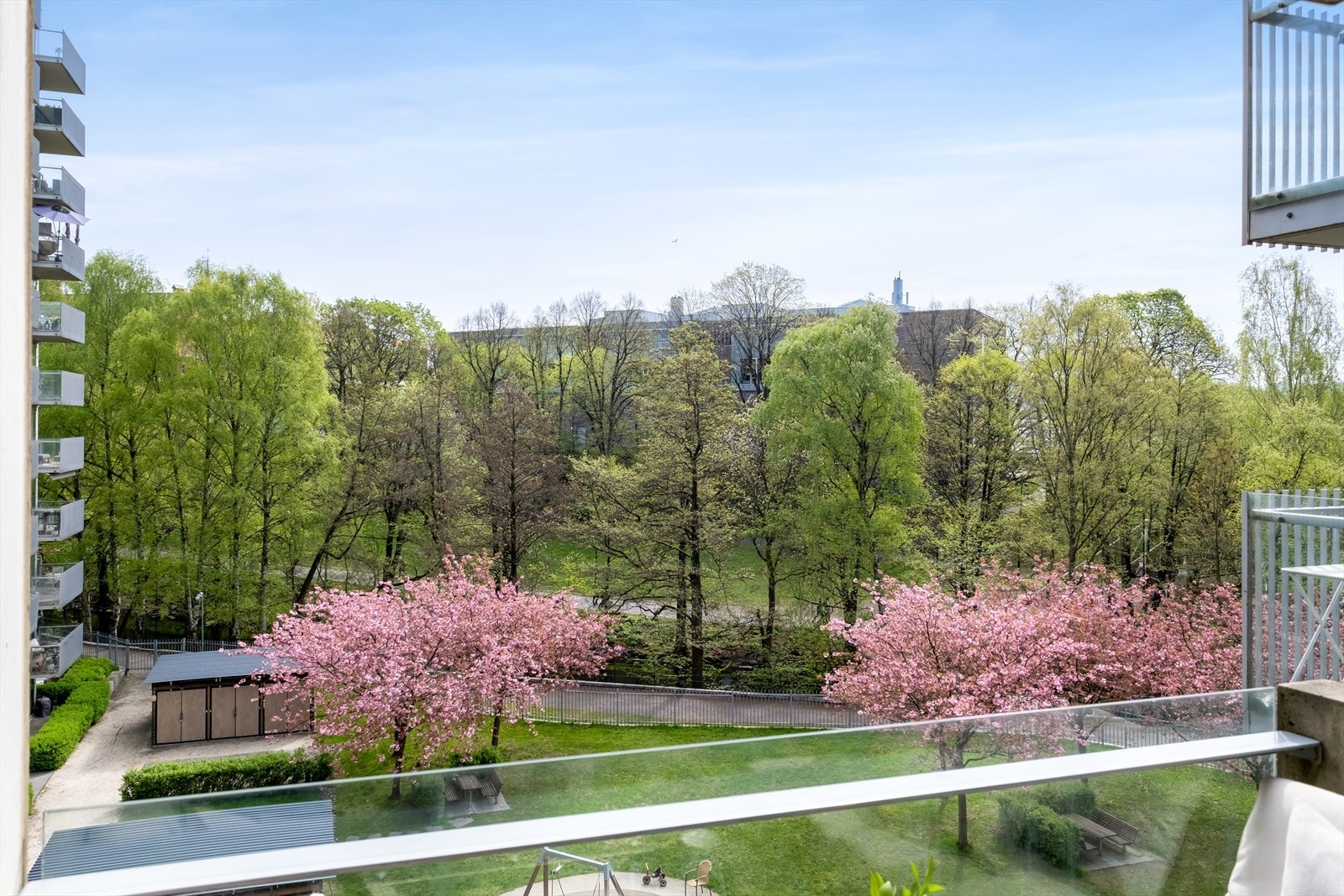 Begge balkongene og leiligheten i sin helhet vender mot rolig, indre gårdsrom. Galleribilde