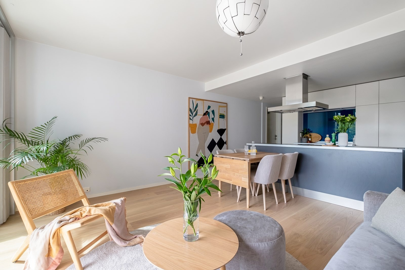 Det ble lagt nytt gulv i gang, kjøkken og stue i 2024. Galleribilde