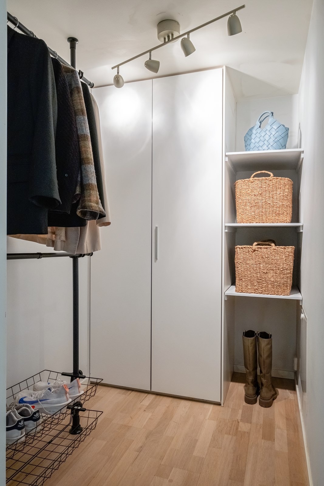 God plass til sko og yttertøy i bod i tilknytning til entréen. Galleribilde