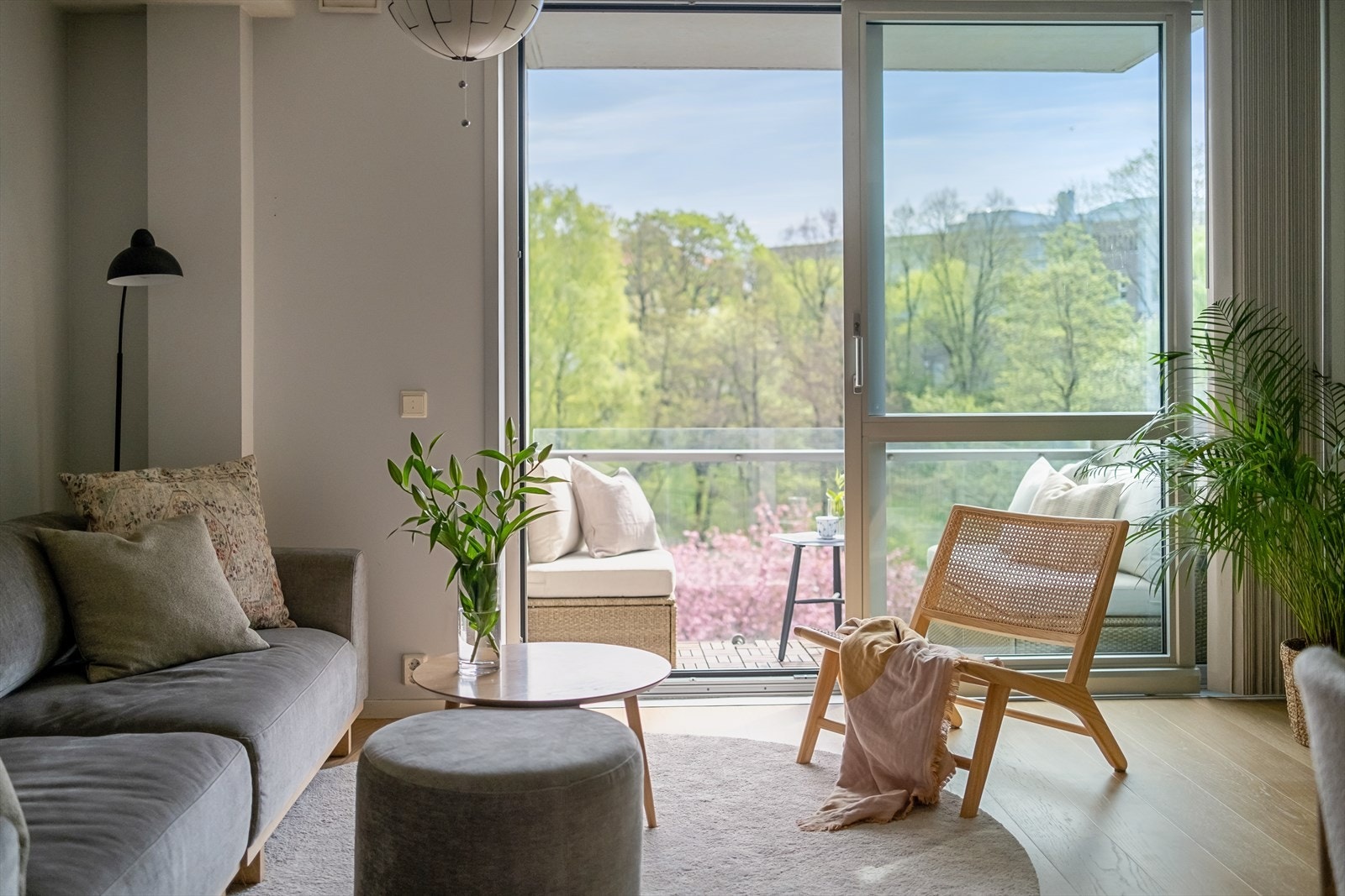 Store vindusflater som gir rikelig med luft og lys. Galleribilde