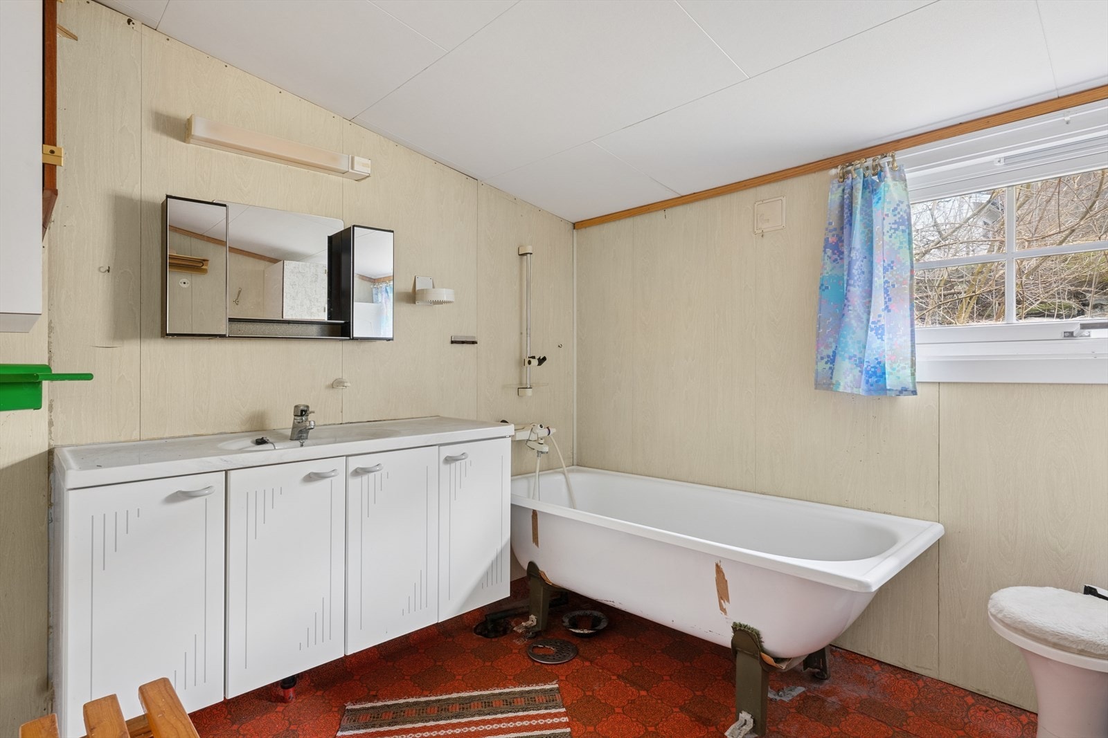 Romslig baderom av eldre standard som har behov for renovering. Galleribilde