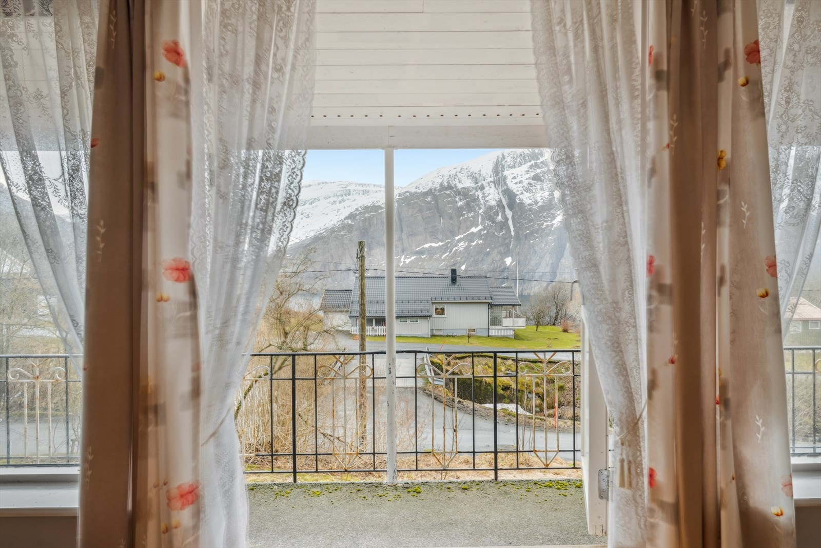 Fra stuen har man utgang til en overbygget altan hvor man kan nyte flott utsikt! Galleribilde