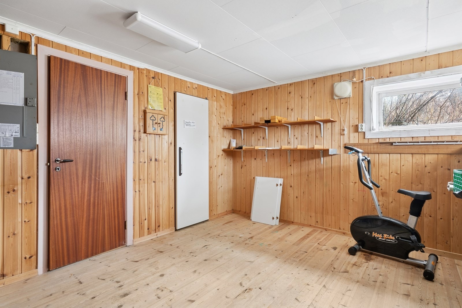 Romslig bod med videre tilkomst til kjølerom og vaskerom. Galleribilde