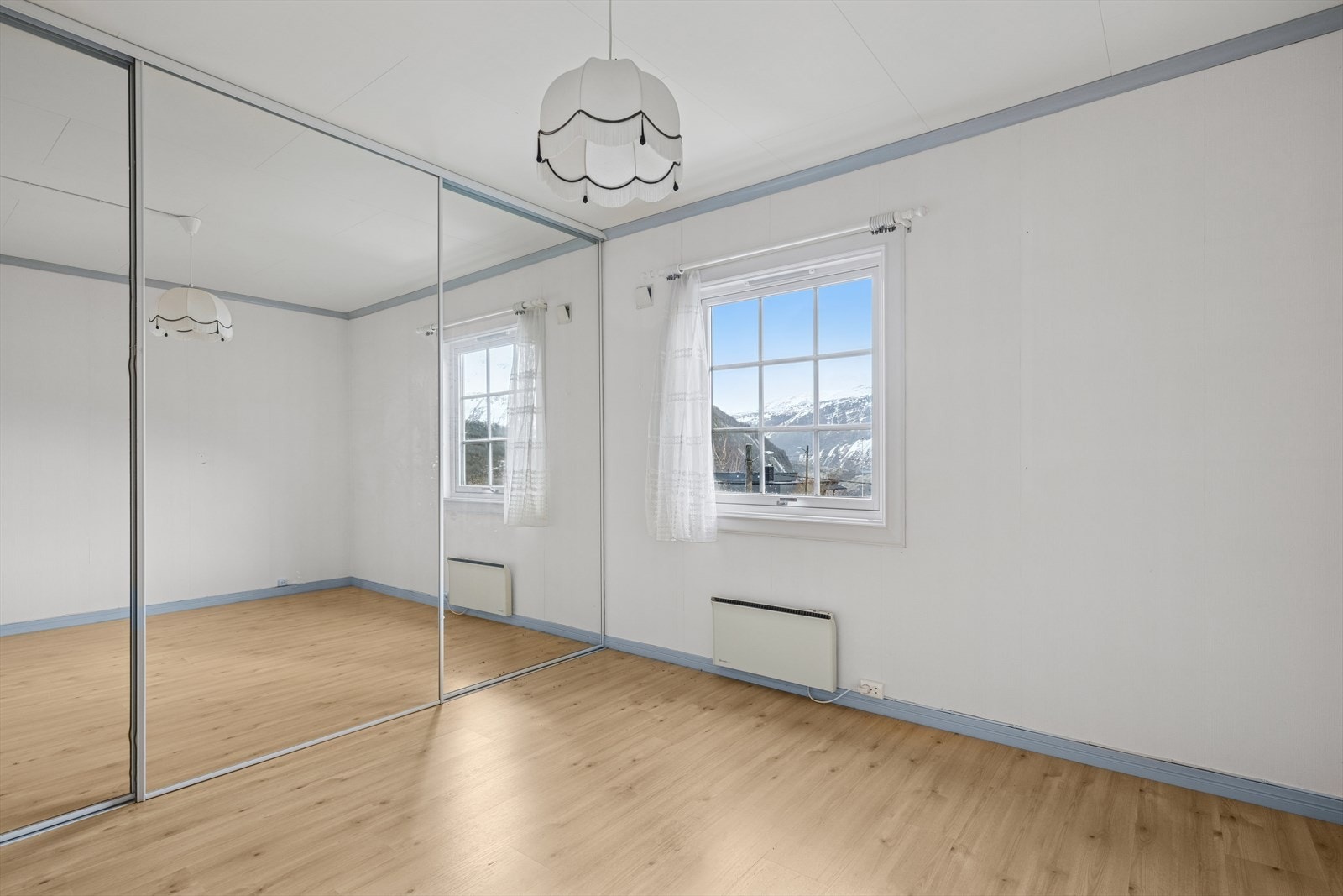 Soverom 1 er av god størrelse og utstyrt med skyvedørsgarderobe. Galleribilde