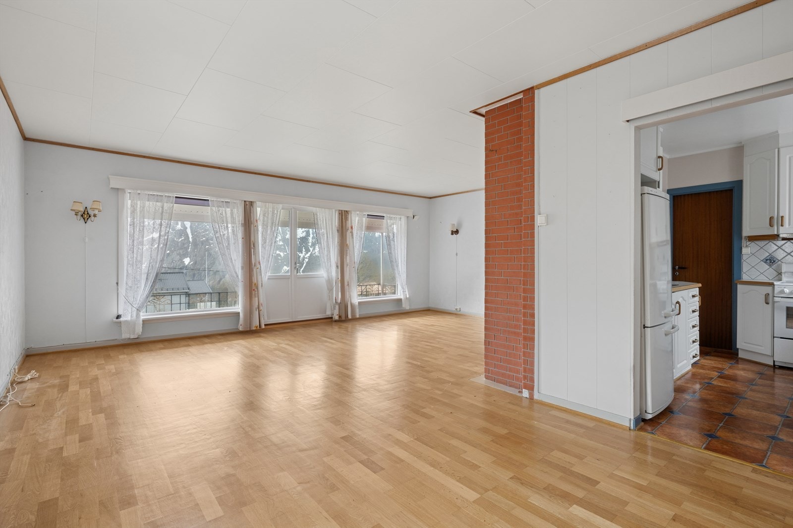Romslig stue hvor man har plass til å møblere i flere soner. Galleribilde