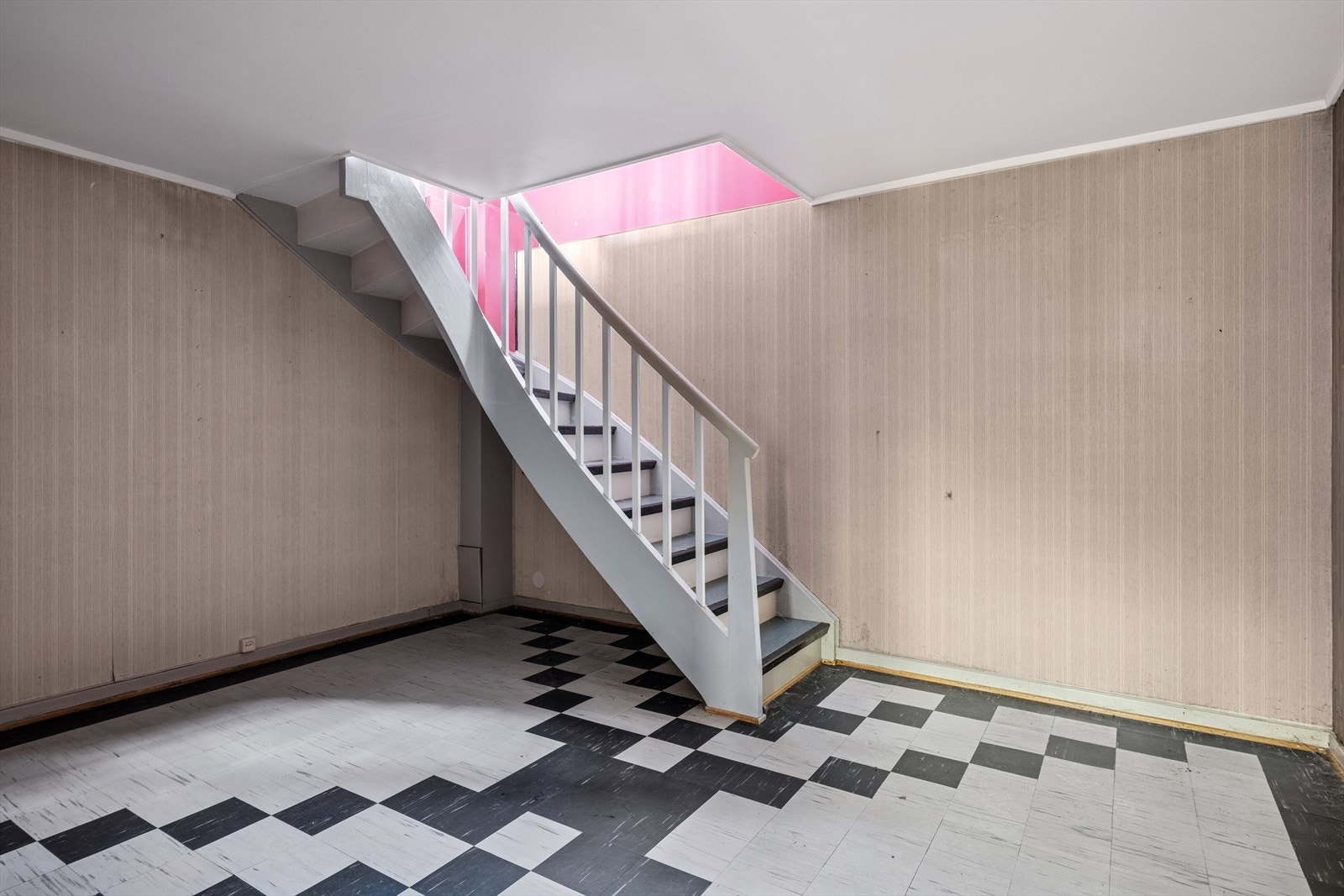 Følger man trappen ned til underetasjen finner man rikelig med lagringsplass. Galleribilde