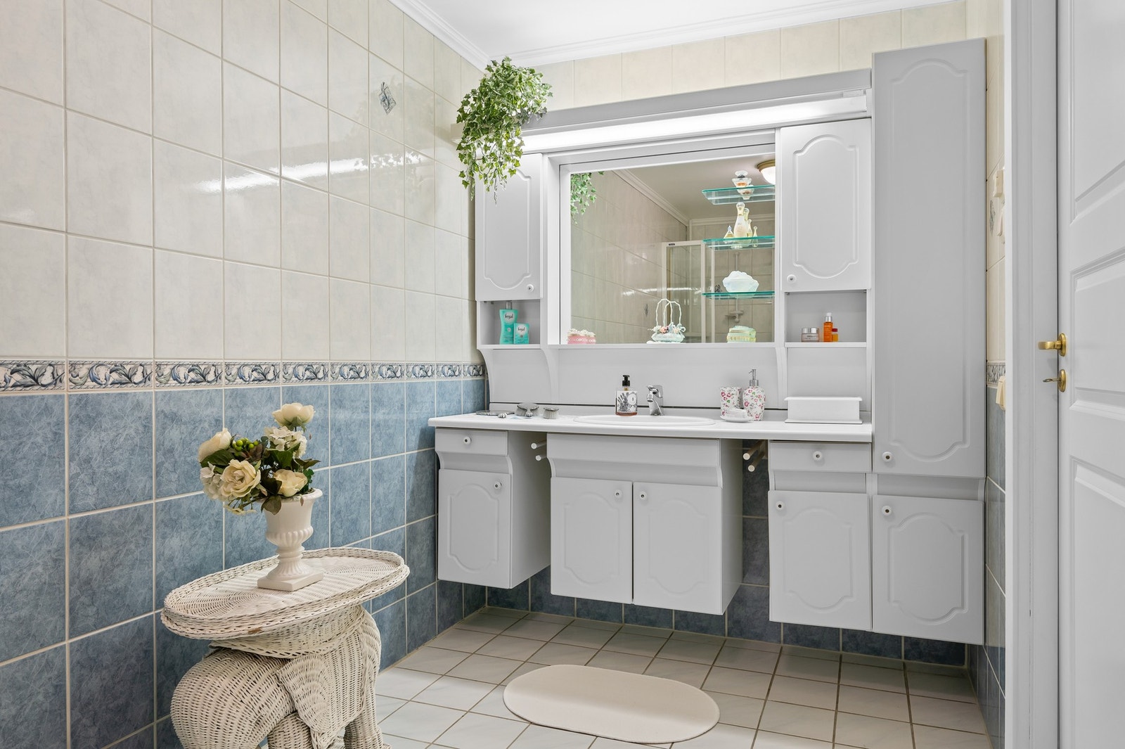 Fra gangen tar du deg inn til badet på 7 kvm. Badet er flislagt og har behagelig gulvvarme. Mye plass til oppbevaring i store servantskap. Galleribilde