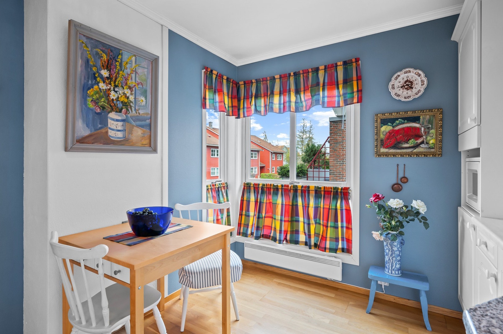 Det er godt med plass til frokostbord ved vinduet på kjøkkenet. Galleribilde