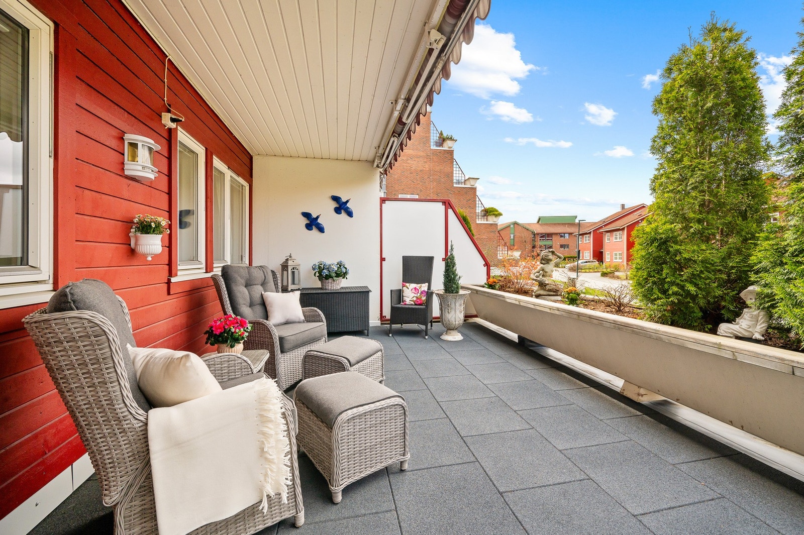 Nydelig og svært romslig terrasse på 24kvm. Terrassen er vendt mot vest og har av den grunn svært gode solforhold på sommerstid. Galleribilde