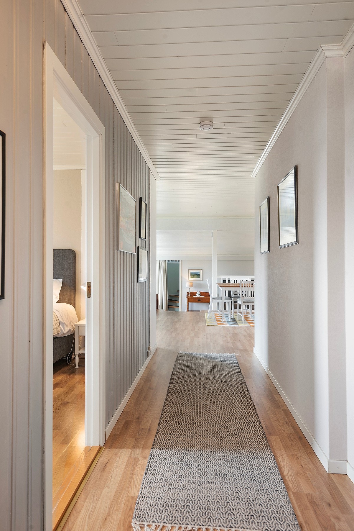 Hallen inn mot stuen er lys og romslig - Her har du etasjens 2 soverom på den ene siden og badet på den andre Galleribilde