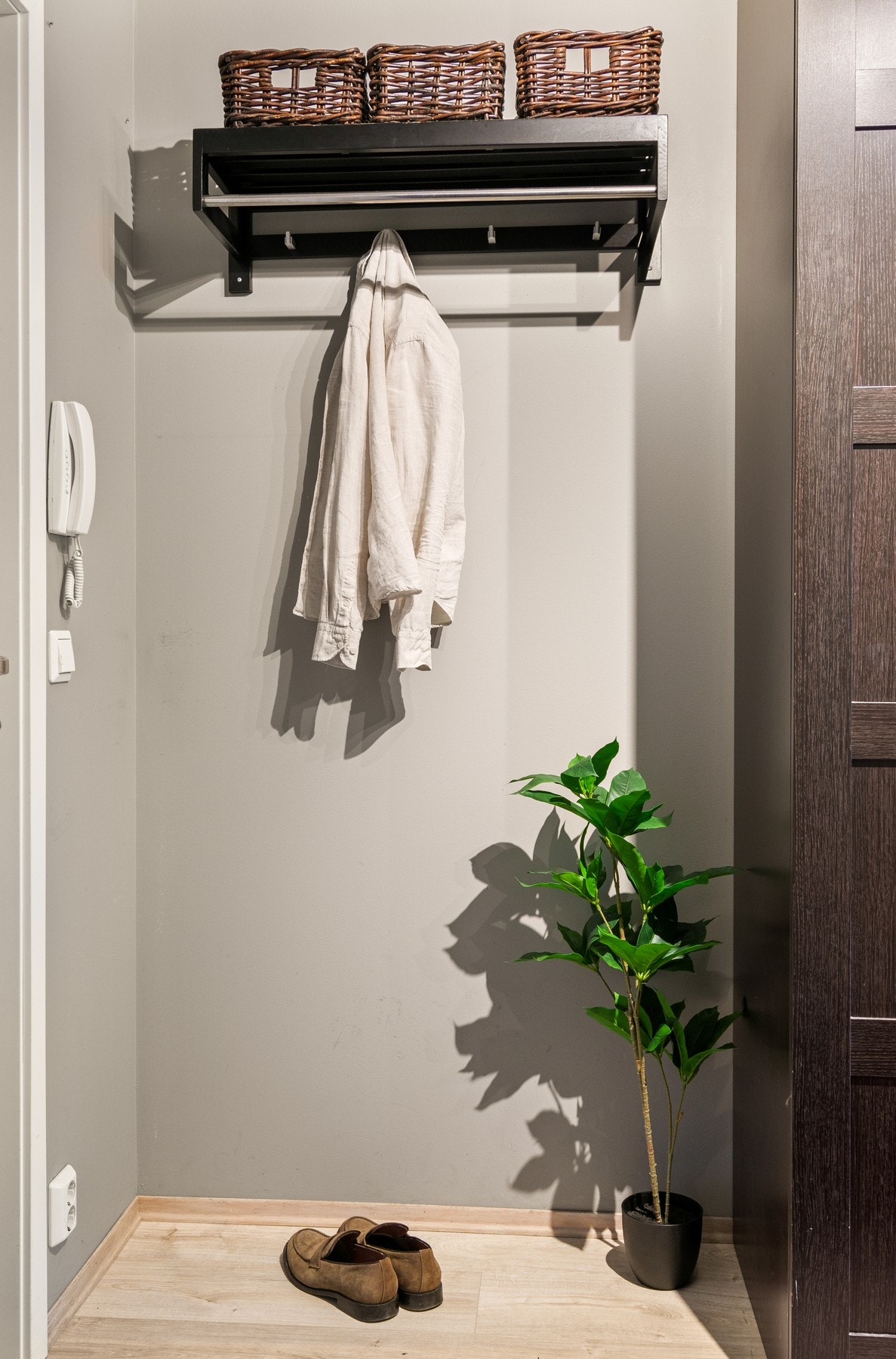 Her blir du møtt av en lys og fin entré hvor du har plass til oppbevaring av sko og jakker. Galleribilde