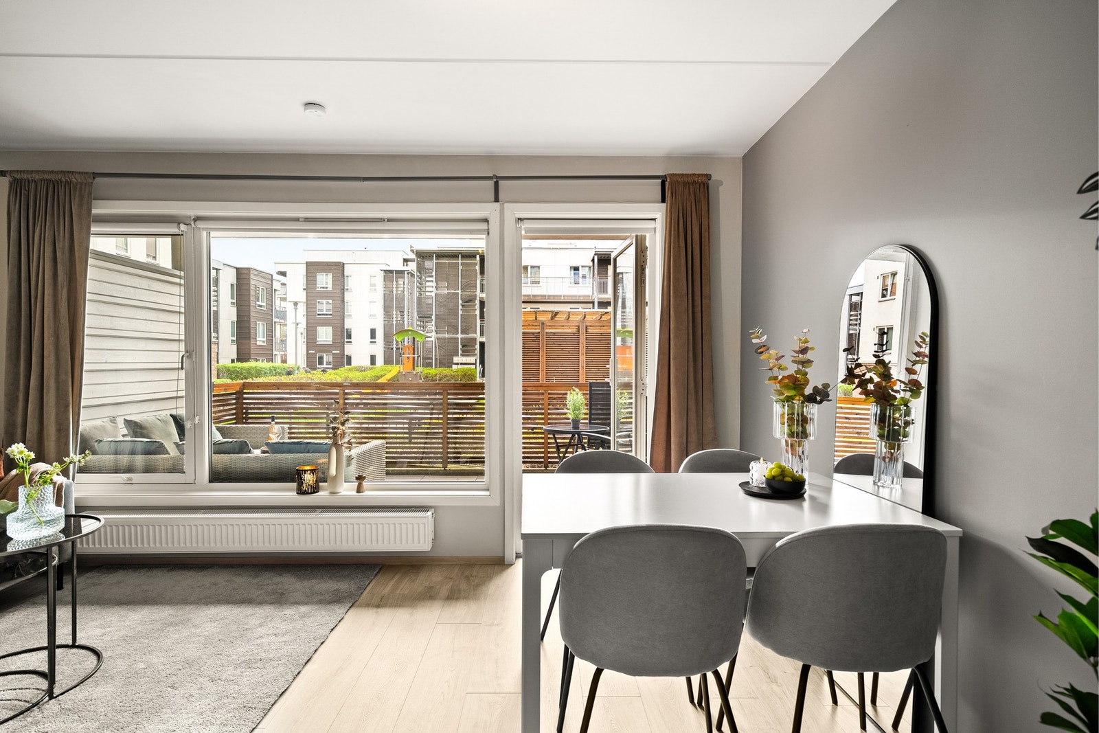 Det er også naturlig plass for spisebord hvor man kan dekke på til fire uten problem. Galleribilde