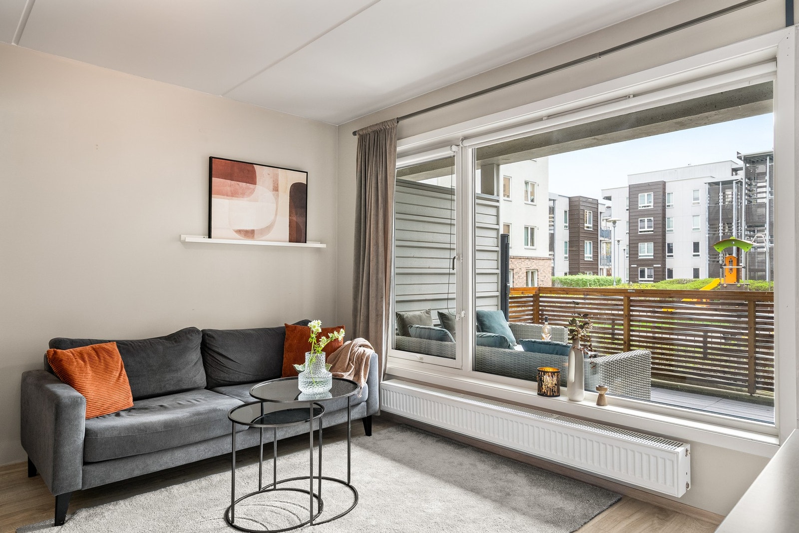 Det er store vindusflater i leiligheten som sikrer gode lysforhold. Galleribilde