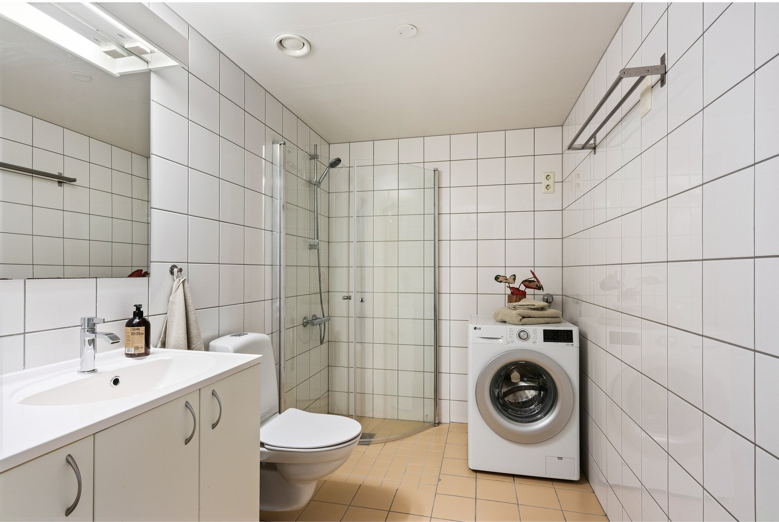 Badet er særdeles romslig og har moderne fasiliteter med gulvvarme. Galleribilde