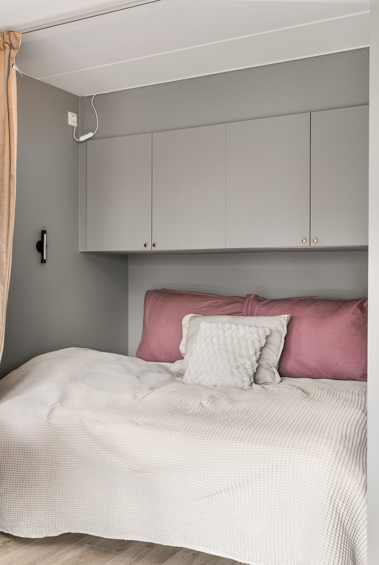 Legg merke til den smarte oppbevaringsplassen over senga. Galleribilde