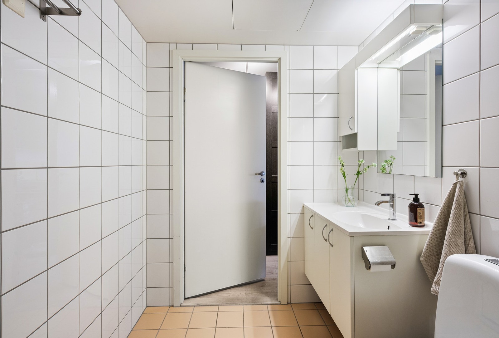 Det er naturligvis opplegg og plass for både vaskemaskin og tørketrommel på badet. Galleribilde