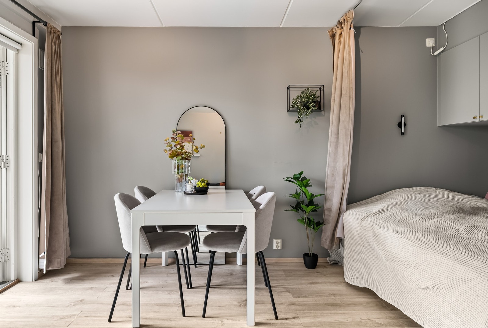 Leiligheten varmes opp via fjernvarme (strøm, v.vann og fyring er inkl). Galleribilde