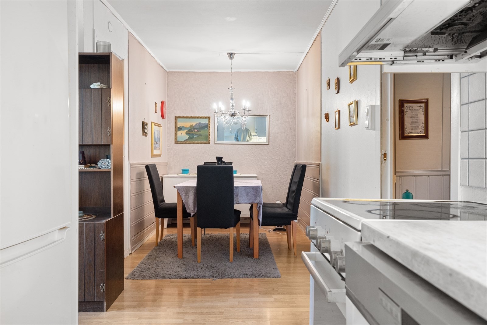 En praktisk spisestue med god plass til et spisebord. Galleribilde