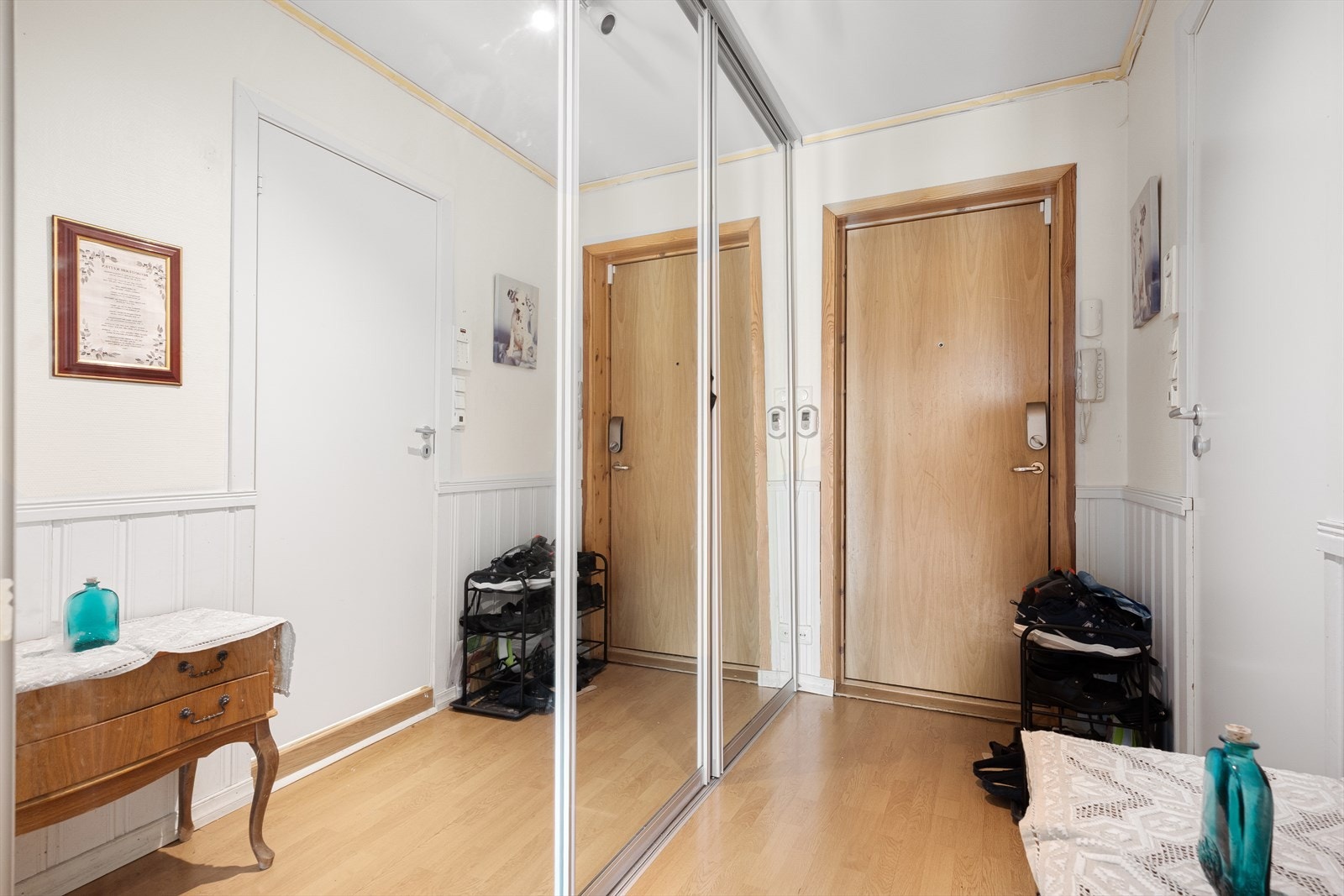 Entré med stort garderobeskap. Galleribilde