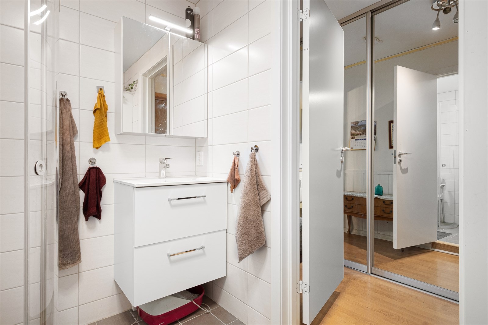 Badet ble totalrenovert i 2020 i regi av borettslaget. Helfliset med varmekabler i gulvet. Galleribilde