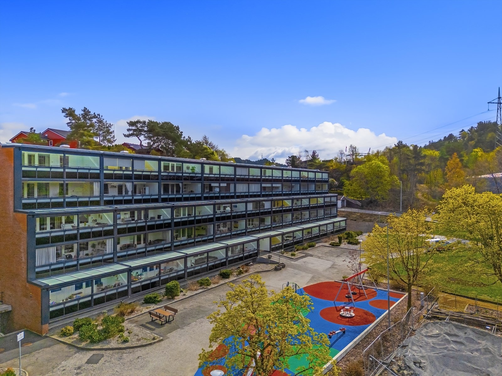 Fra leiligheten har du gangavstand til buss, Vestkanten Storsenter og turmuligheter rundt Storavatnet, i Alvøskogen og på Lyderhorn. Galleribilde