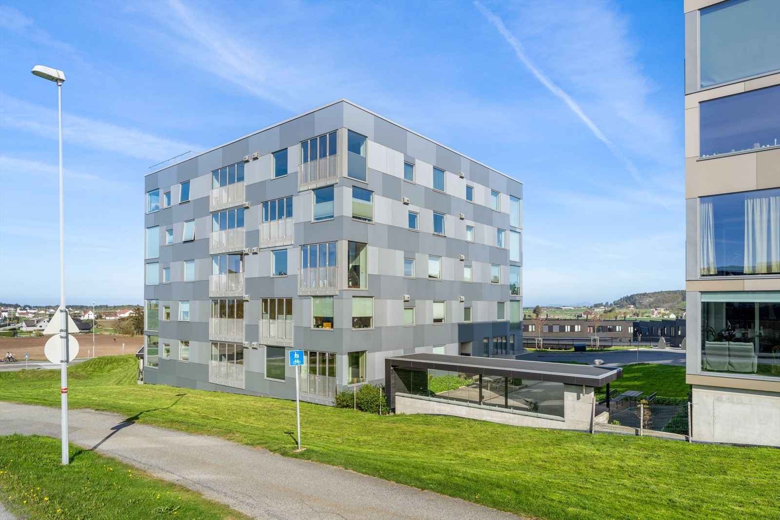 Det er også flere, flotte turområder og badestrender som Hålandsvatnet, Harestadmyra, Sandestranden og Vistestranden. Galleribilde