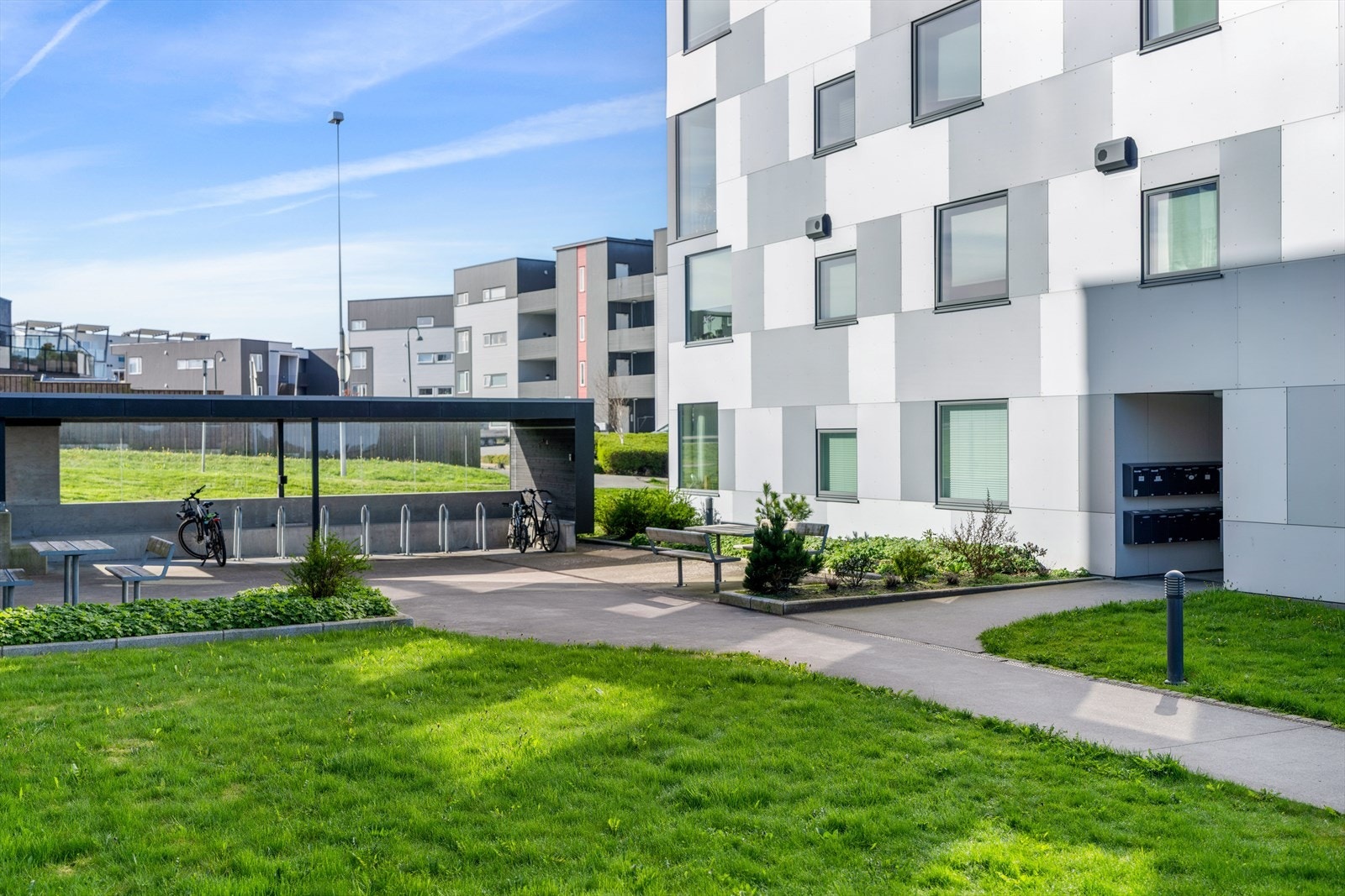 Valen 3 ligger meget flott til like i nærheten av Randaberg sentrum hvor man har flere butikker, dagligvarehandel, legekontor og apotek i umiddelbar nærhet. Galleribilde
