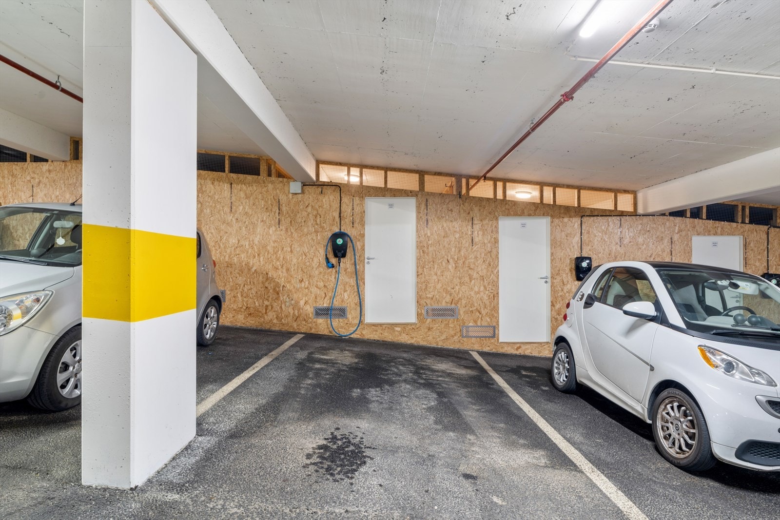 Fast parkeringsplass i lukket garasjeanlegg med el-bil lader. Ekstra bod. Galleribilde