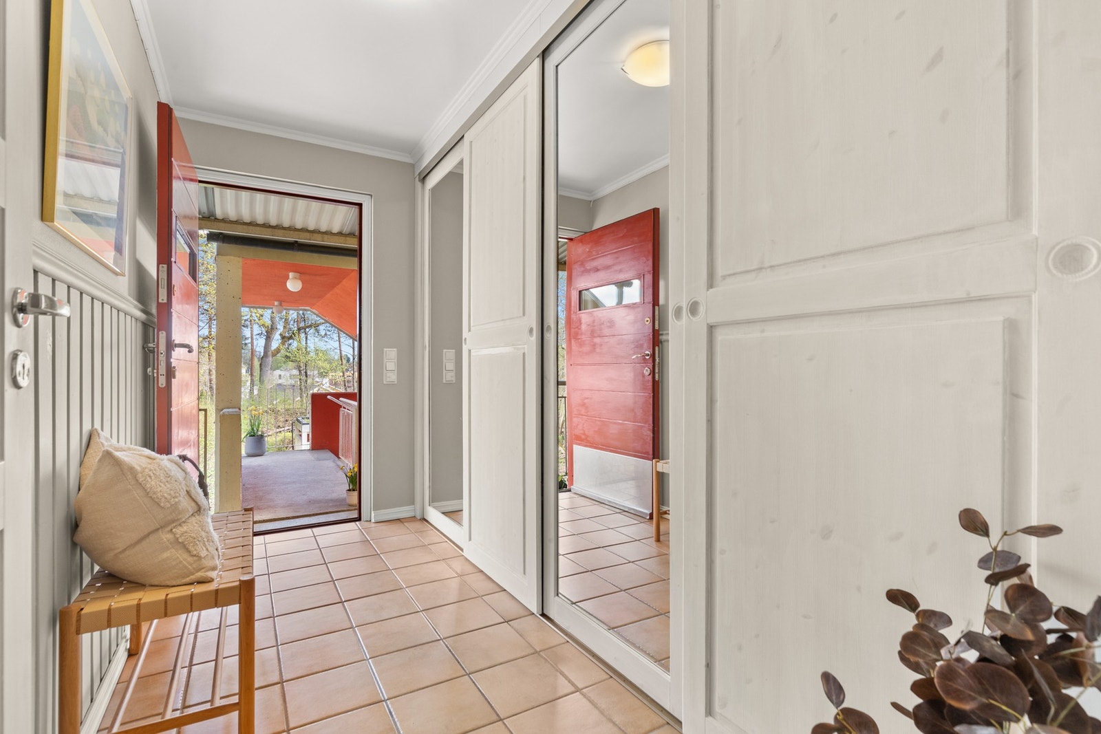 Innvendig møtes du av en lys og romslig entré, som gir en hyggelig velkomst inn i boligen og har god plass til oppbevaring med skyvedørsgarderobe på én hel vegg Galleribilde