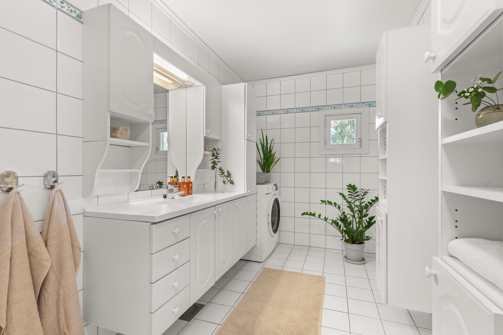 I motsetning til de fleste leilighetene i borettslaget har boligen to bad. Badene ligger praktisk i tilknytning til soverommene. Galleribilde