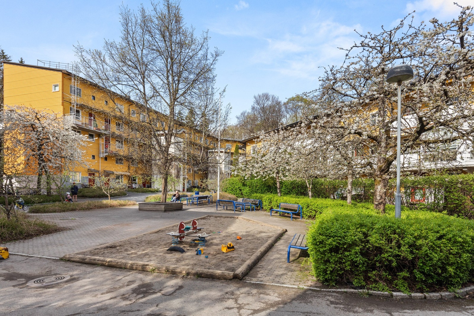 Borettslaget er kjent for sine idylliske uteområder, fredelige og barnevennlige omgivelser, hvor du trygt kan slippe barna ut for å leke Galleribilde