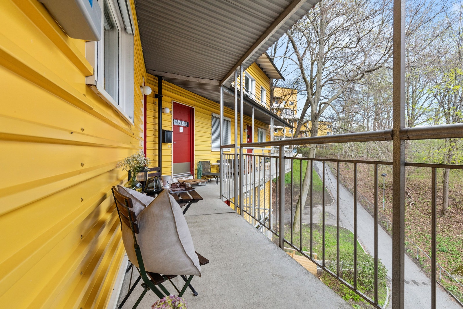 Uteplassen ligger vendt mot sørøst med sol fra morgenen og utover formiddagen -perfekt for frokosten og første kaffekoppen Galleribilde