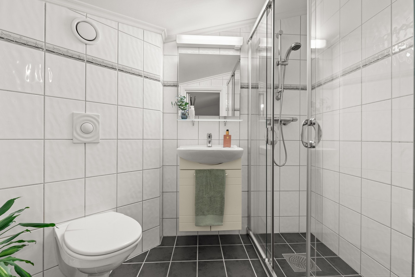 Badet i loftsetasjen ble etablert i forbindelse med utbyggingen i 2002. Badet er innredet med stor og deilig dusjsone med skyvedører i herdet glass. Galleribilde