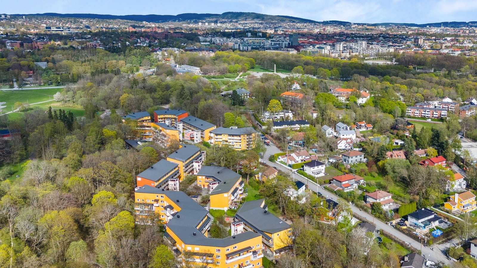 Den engelske park gir en ideell mulighet for rask lufting av hunden, og er samtidig det perfekte utgangspunktet for en spasertur eller joggetur videre til Frognerparken Galleribilde