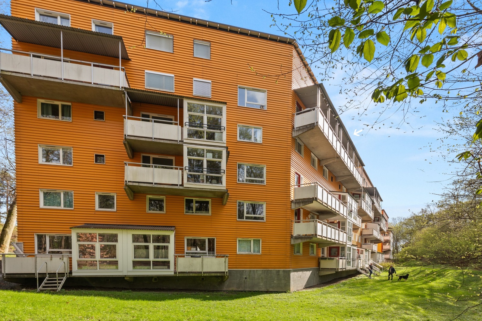 Leiligheten har en spesielt god intern beliggenhet, i øverste bygning på det nedre tunet. Det følger med en egen loftsbod og en kjellerbod. Galleribilde