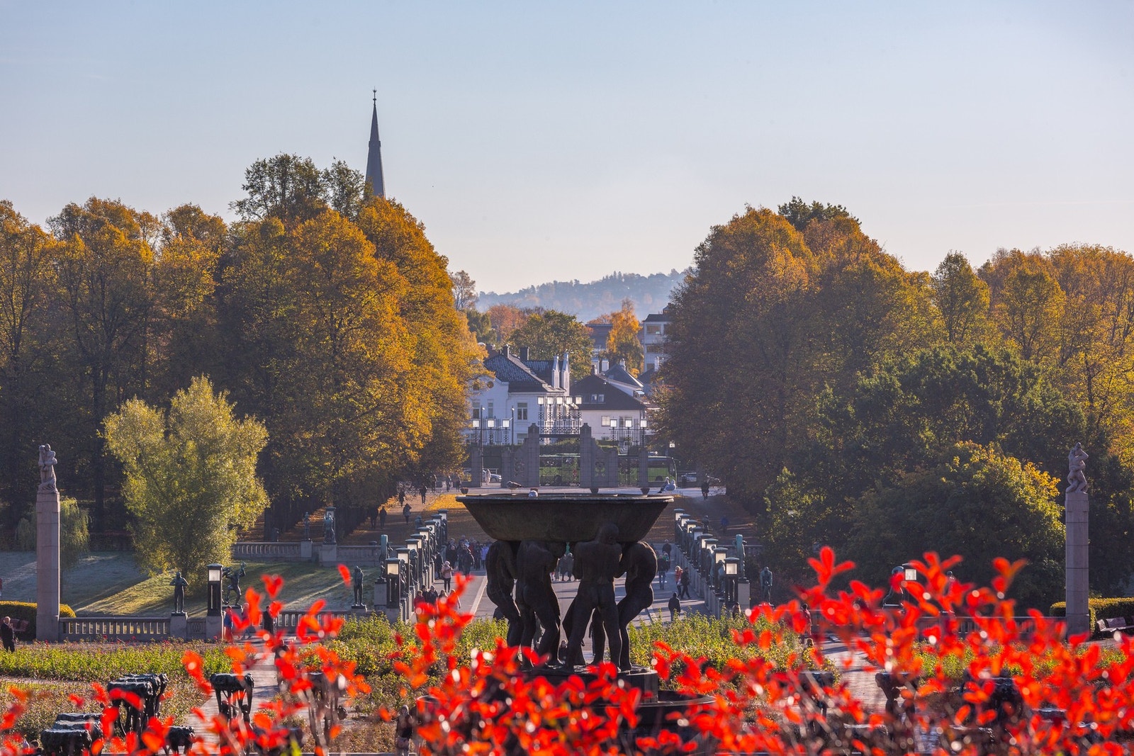 Frognerparken byr på en unik kombinasjon av kunst, natur og rekreasjon. Stor og fantasifull lekeplass for barn og den koselige kafeen "Anne på landet". Galleribilde