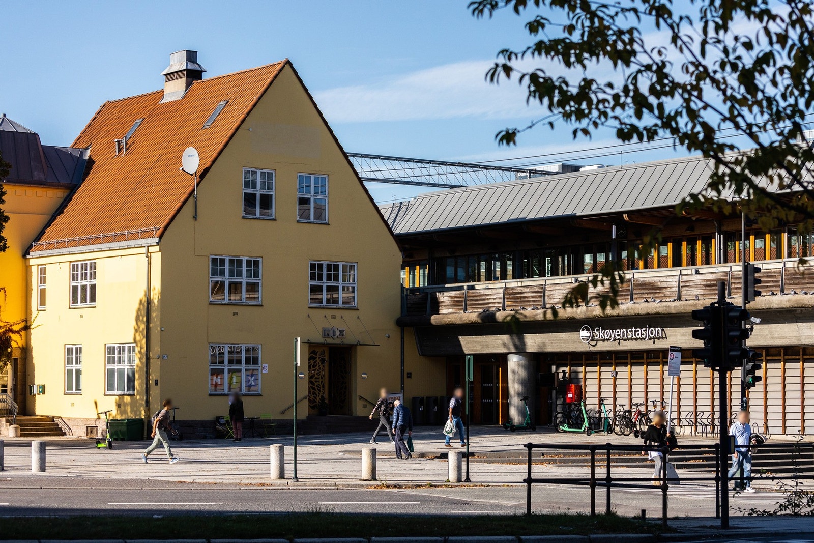 Området har et svært godt kollektivtilbud, med buss, trikk, tog og flytog innen 10 minutters gangavstand. Trikk linje 13 og buss linje 20 og 31 har hyppige avganger hele døgnet fra Thune holdeplass, og toget tar kun 7 minutter til Oslo S Galleribilde