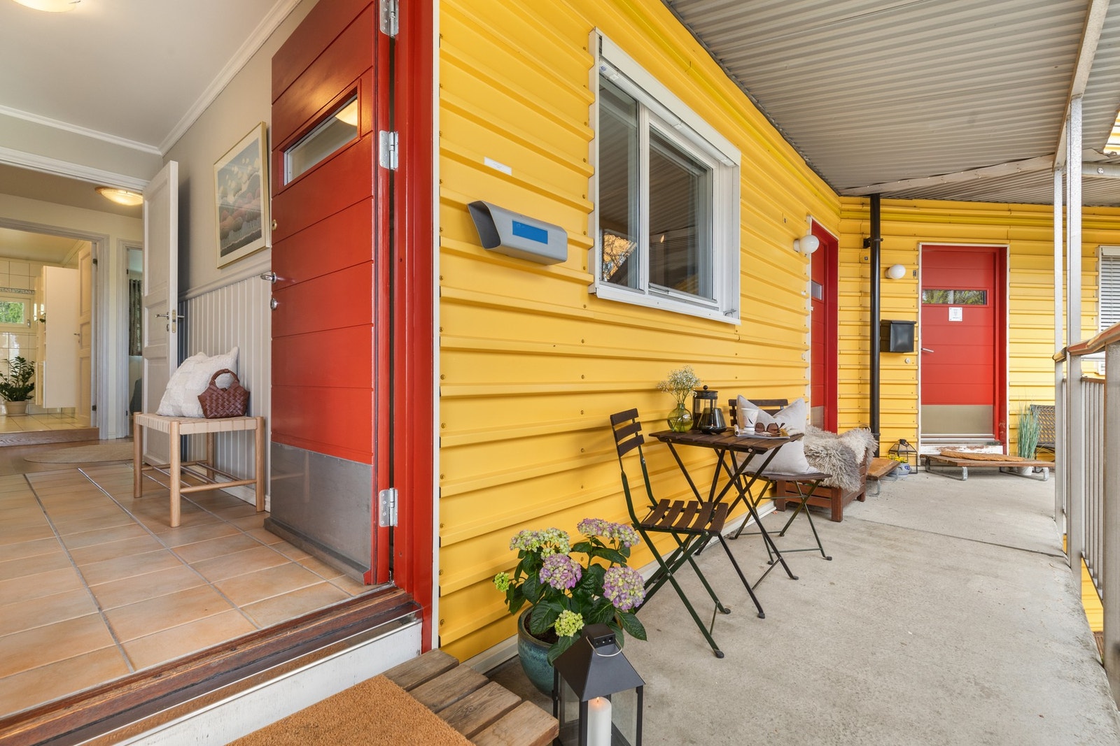 Boligen har egen inngang fra felles svalgang i 4. etasje. Ved inngangspartiet disponerer du også egen liten uteplass. Galleribilde