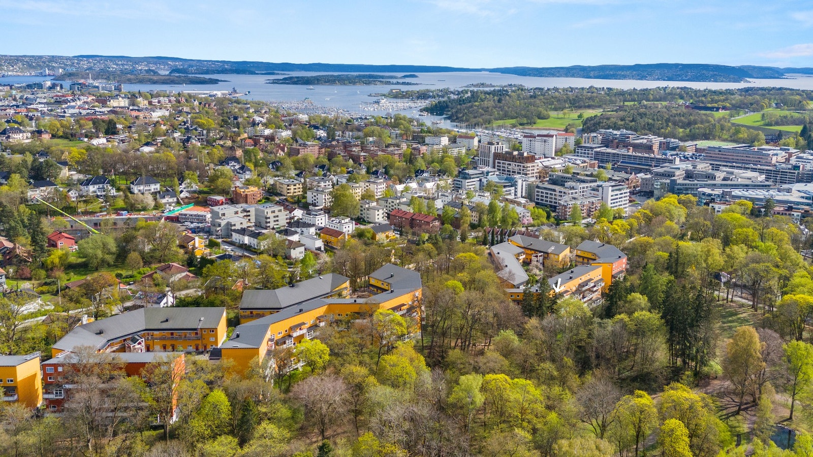Her får du det beste av to verdener: et tilbaketrukket og etablert boligområde med store rekreasjonsområder rett utenfor døren, samtidig som du kun er en kort spasertur unna alt det rike bylivet har å tilby Galleribilde
