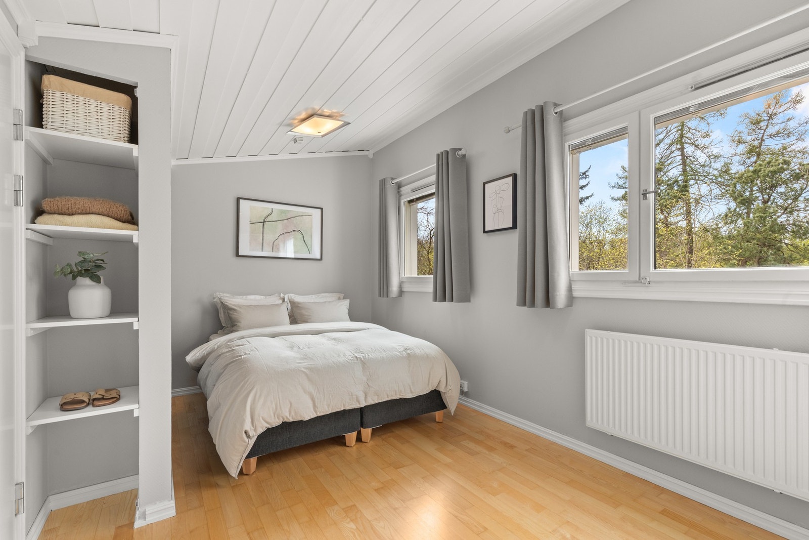 Soverommet i loftsetasjen egner seg utmerket som hovedsoverom, med enkel tilgang til eget bad. Det passer også perfekt for en tenåring som ønsker litt mer privatliv. Galleribilde