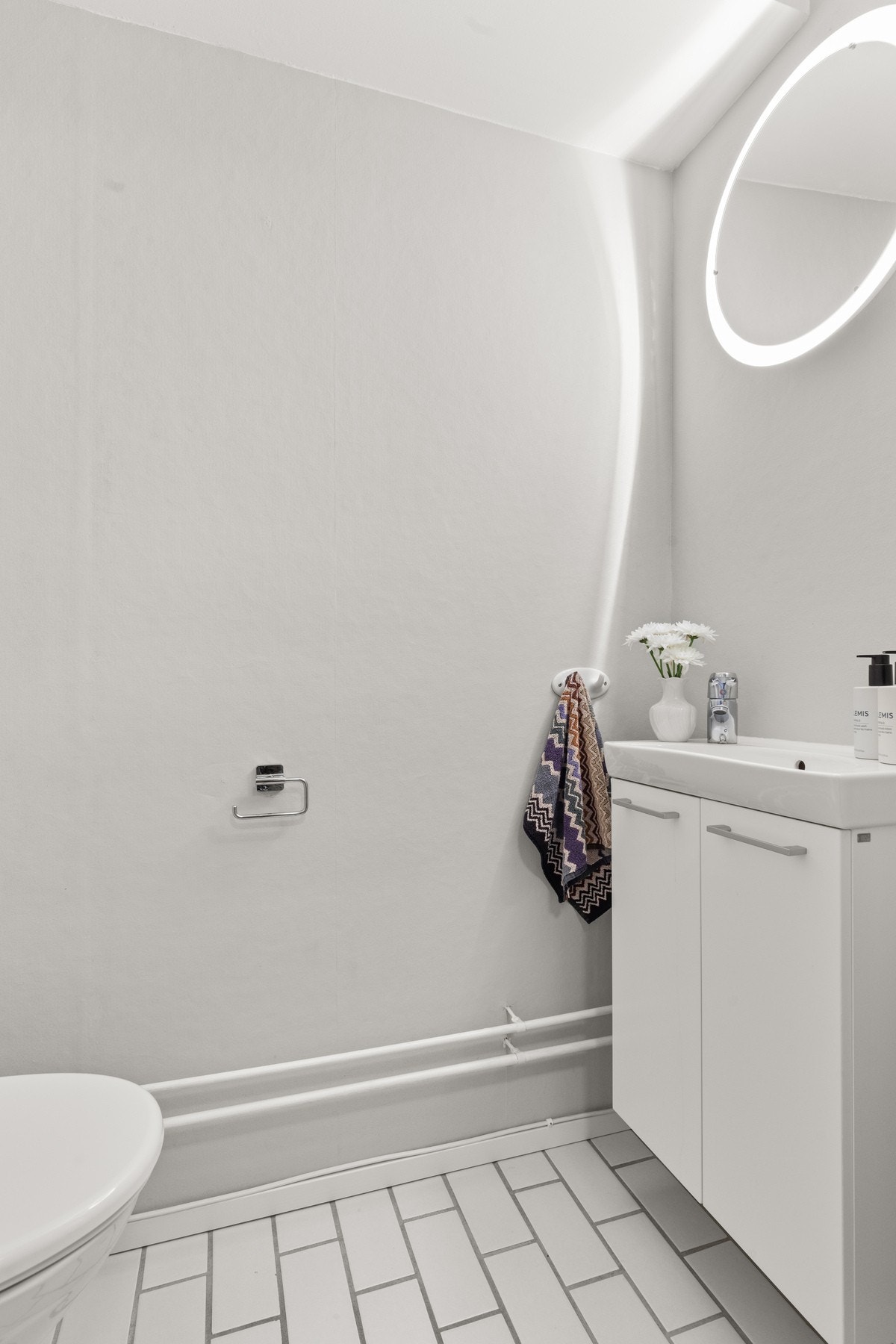 I tilknytning til badet på inngangsplanet har du også separat toalett. Galleribilde