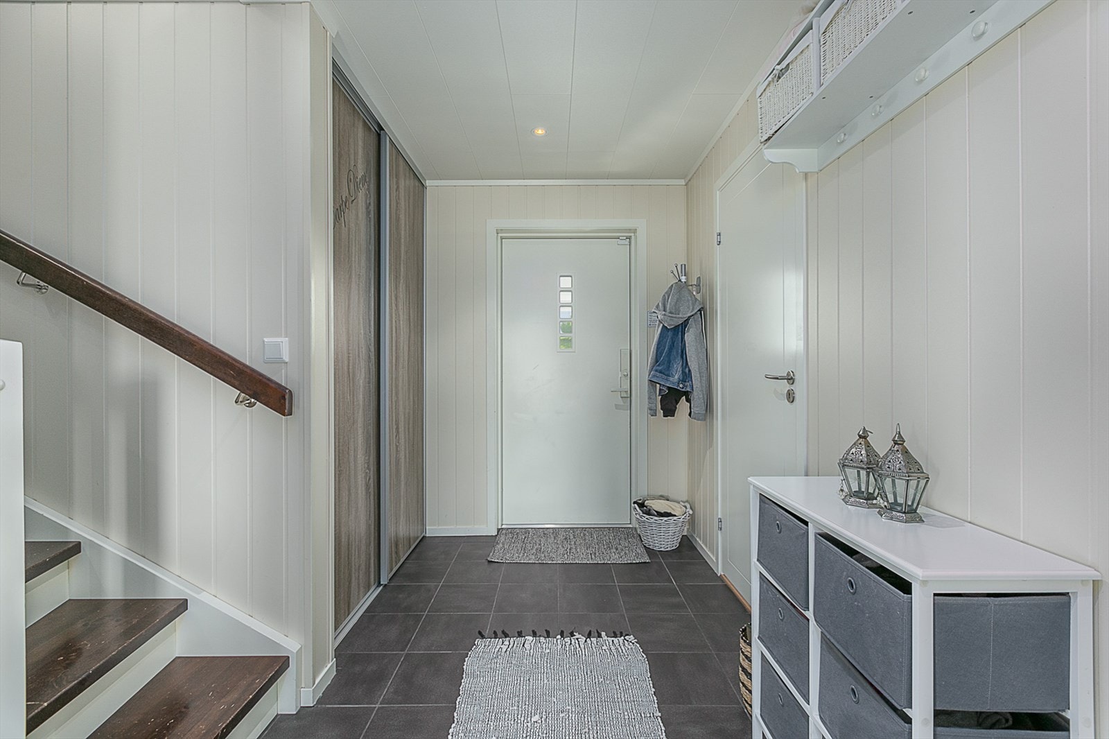 Stor gang med garderobe. Galleribilde