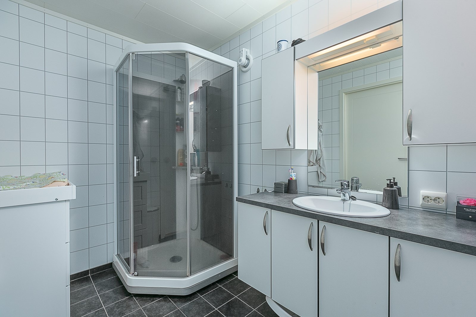 Dusjkabinett i hjørnet. Galleribilde