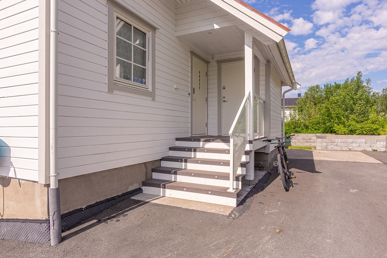 Inngangsparti under tak og bod ved inngangen. Galleribilde