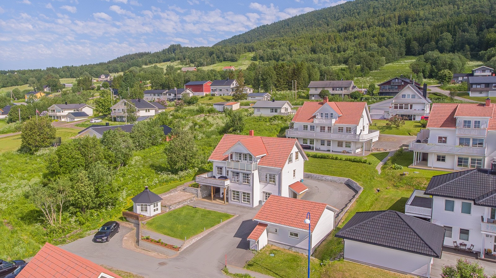 Svært fin beliggenhet på enden av feltet. Galleribilde