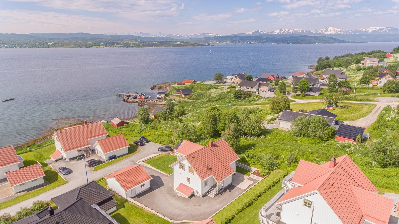 Boligen ligger i enden av gata i et meget attraktivt boligområde. Galleribilde