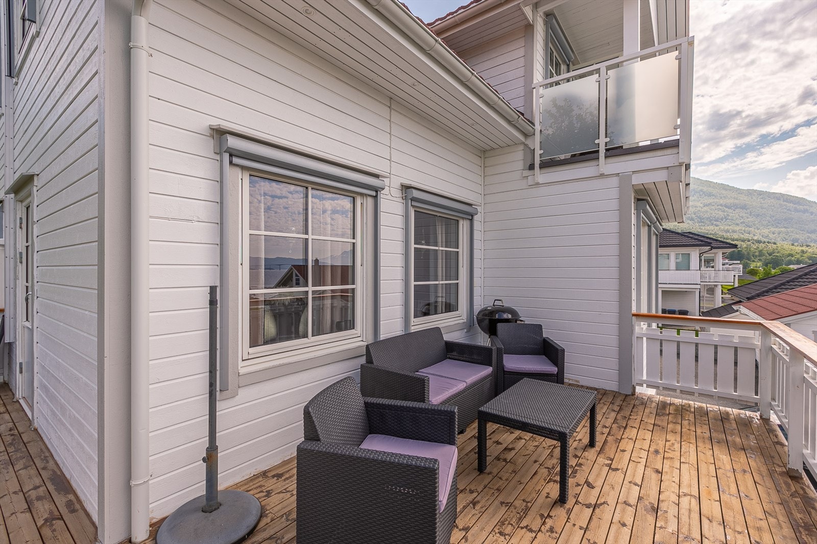 Stor og solrik veranda. Galleribilde