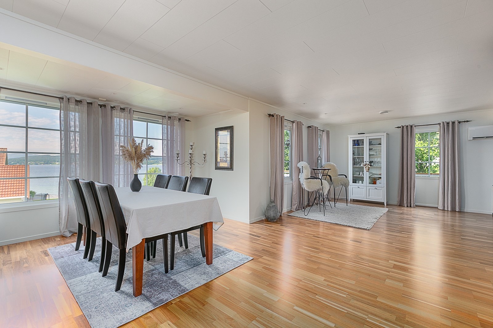 Store vinduer og utgang til solrik veranda. Galleribilde